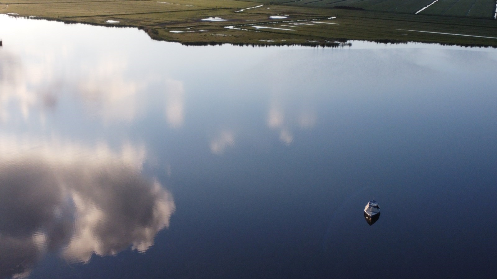 Slapen en varen op een tentboot in Waterland
