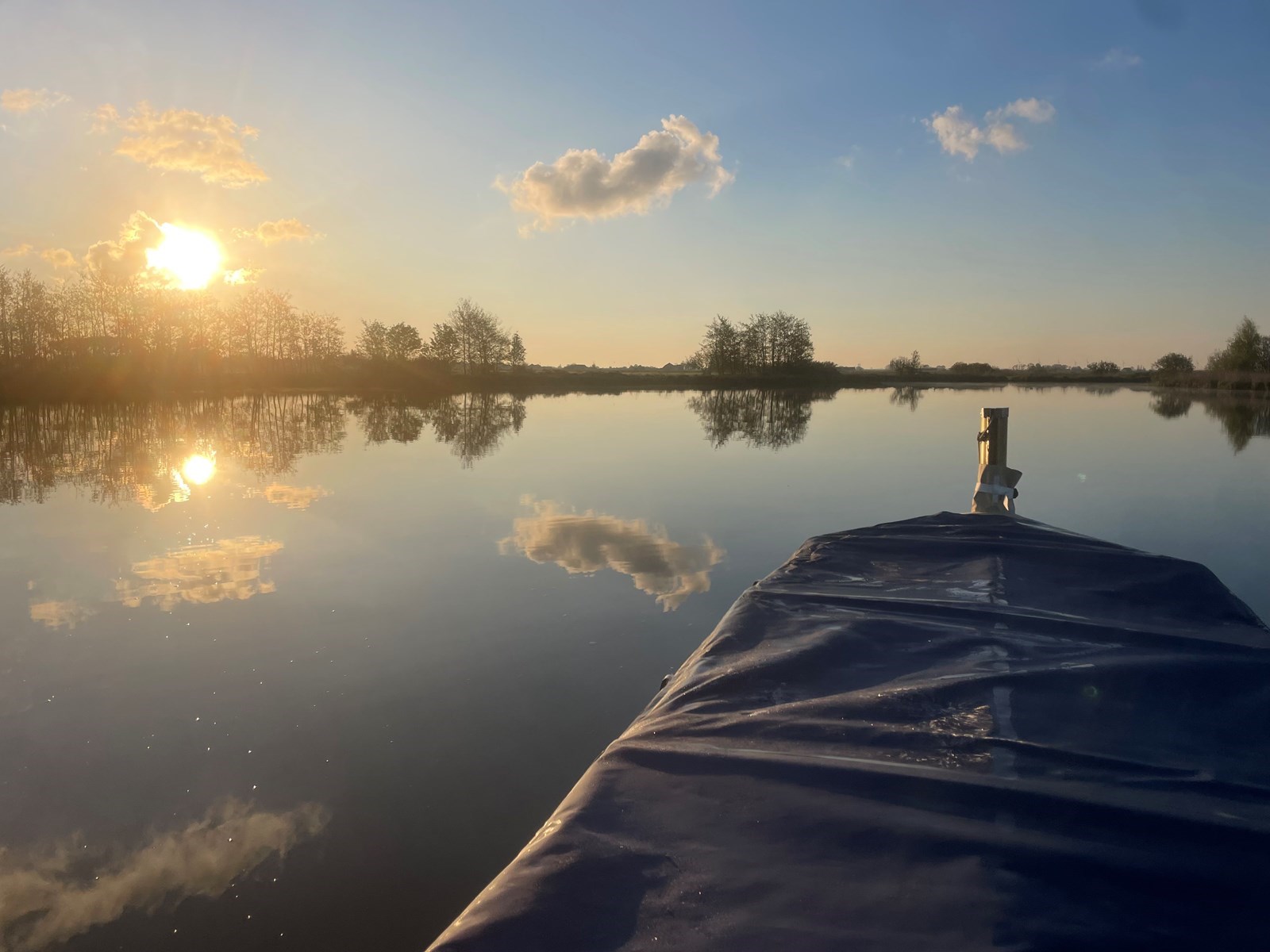 Slapen en varen op een tentboot in Waterland