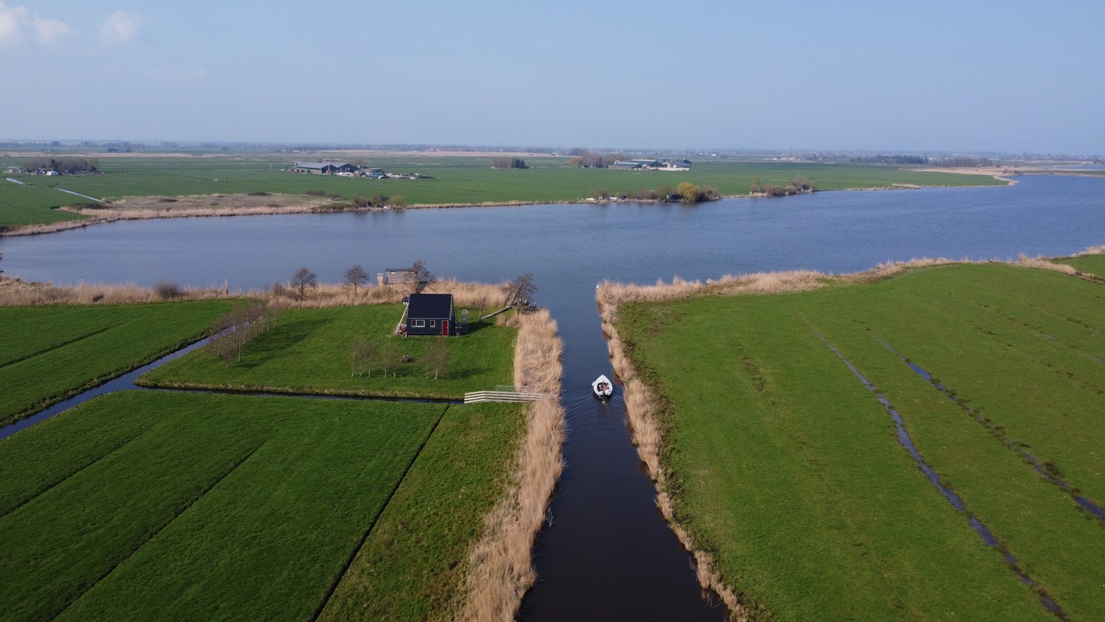 Slapen en varen op een tentboot in Waterland