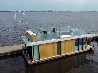 Slapen op het water op een Houseboat op het Sneekermeer Slapen op het water op een Houseboat op het Sneekermeer