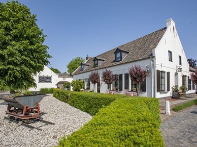 Luxe B&B kamer in een unieke carréboerderij uit 1500 in Limburg Luxe B&B kamer in een unieke carréboerderij uit 1500 in Limburg
