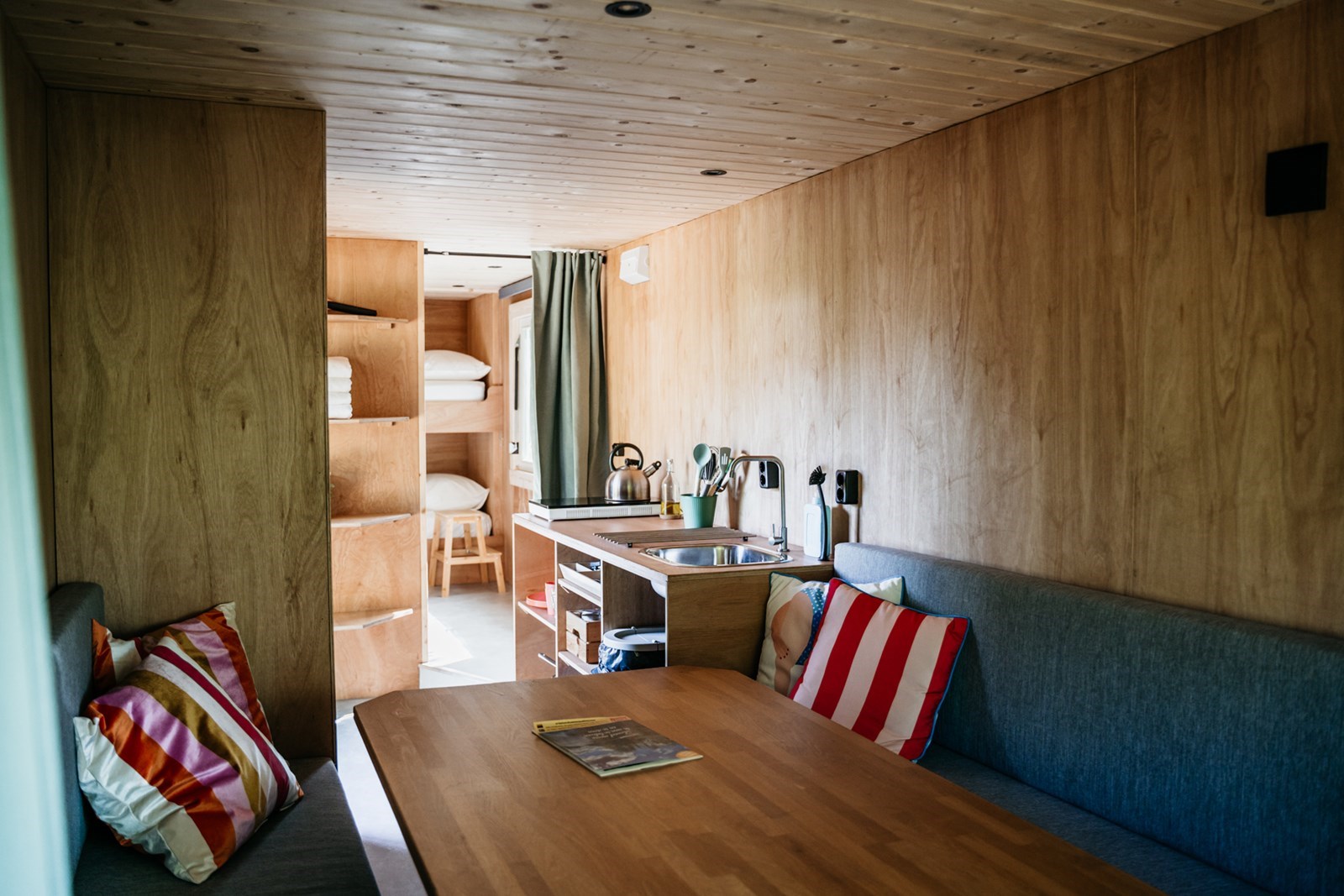 Origineel overnachten in een SRV-wagen