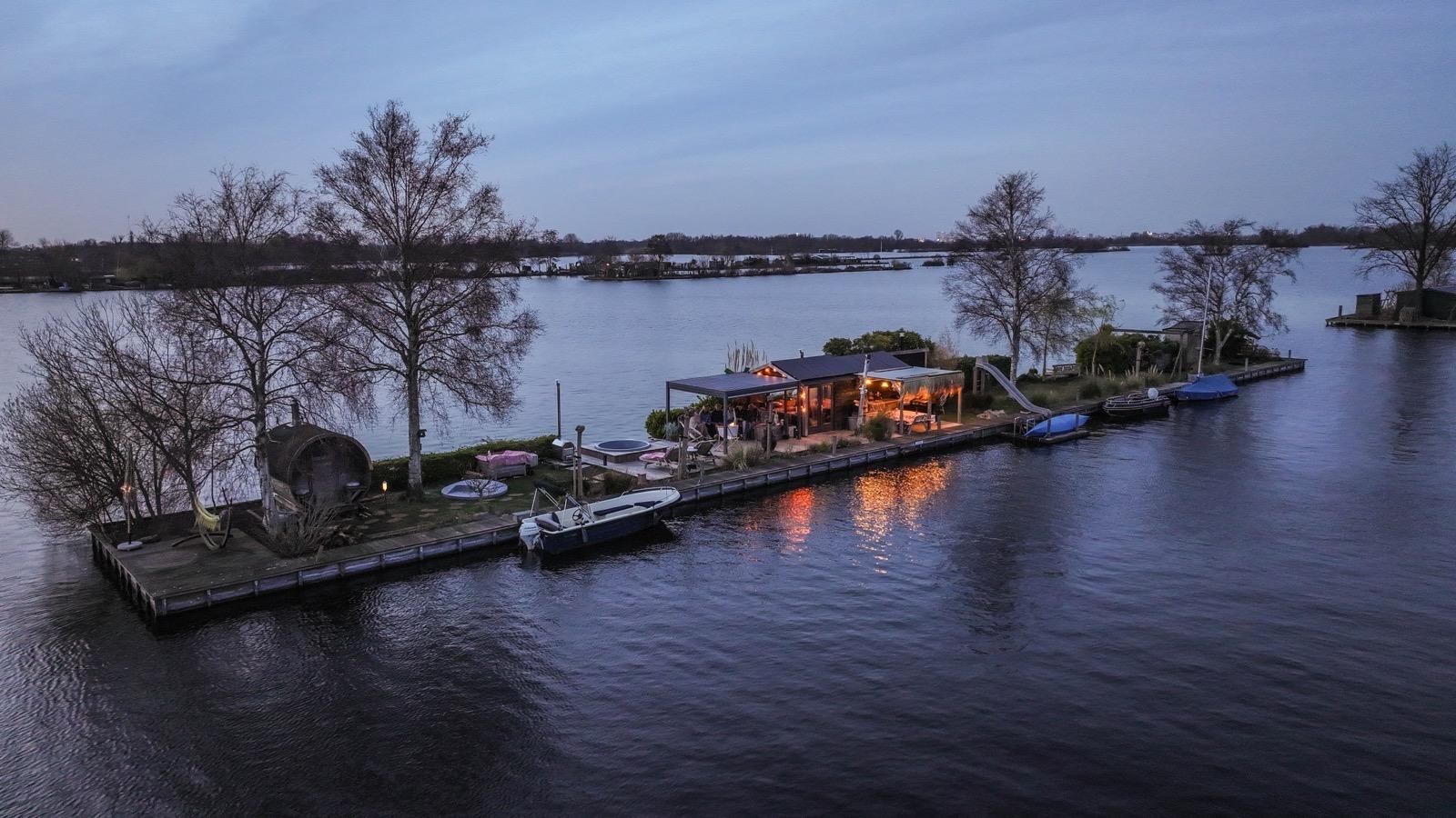 Je eigen boutique privé eiland, met Boho Tiny House inclusief sloepje sauna en hottub op de Vinkeveense Plassen