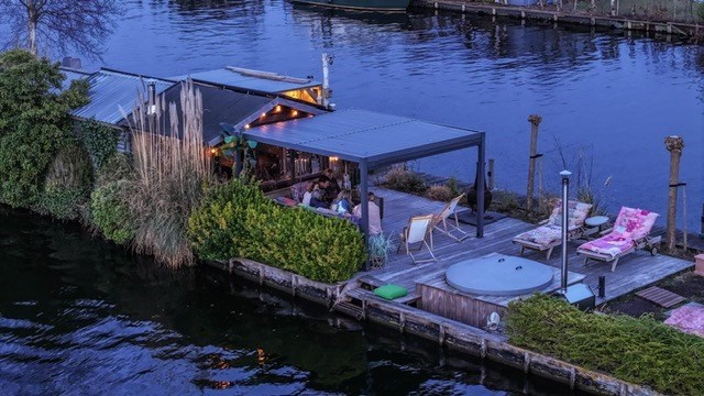 Je eigen boutique privé eiland, met Boho Tiny House inclusief sloepje sauna en hottub op de Vinkeveense Plassen