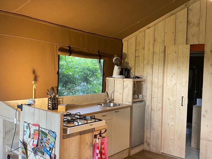 Glamping in een safaritent met sanitair Glamping in een safaritent met sanitair