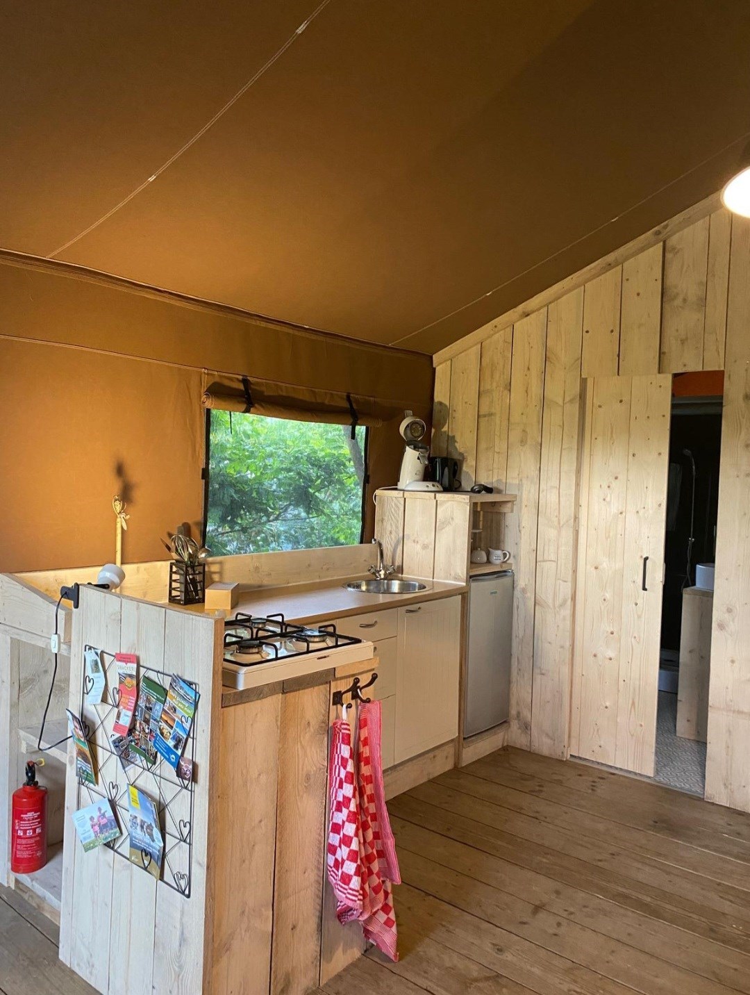Glamping in een safaritent op een kleine boerencamping in Friesland