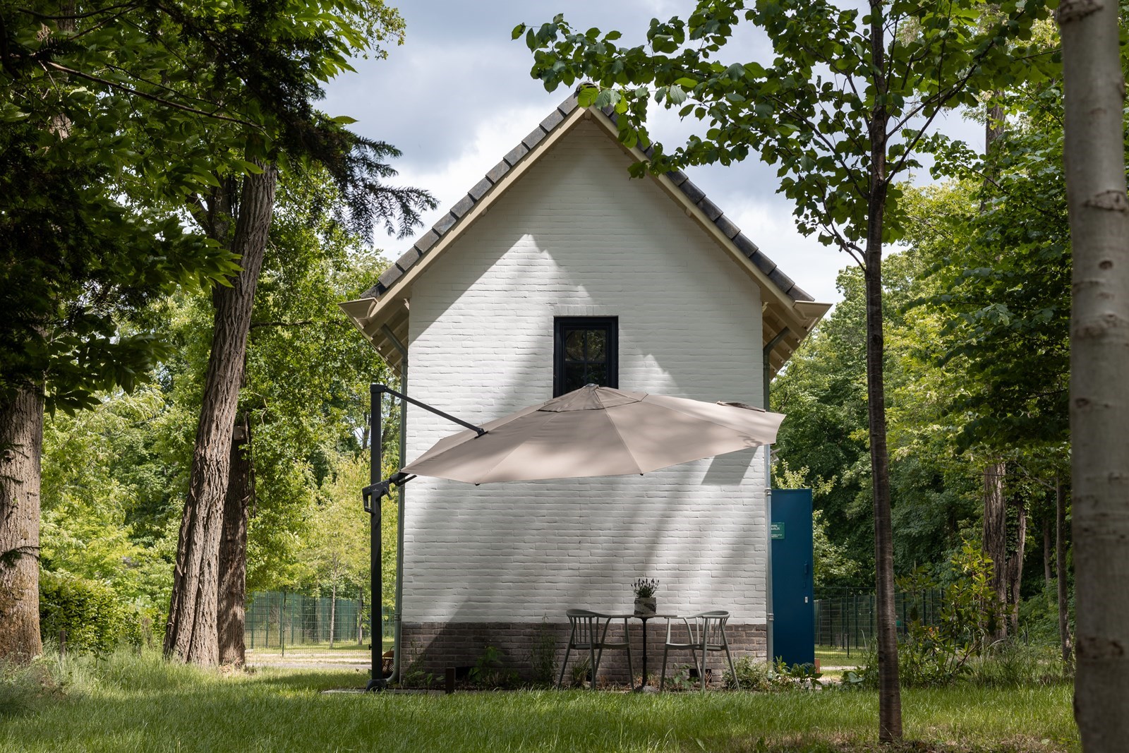 Origineel overnachten in een voormalig transformatorhuisje