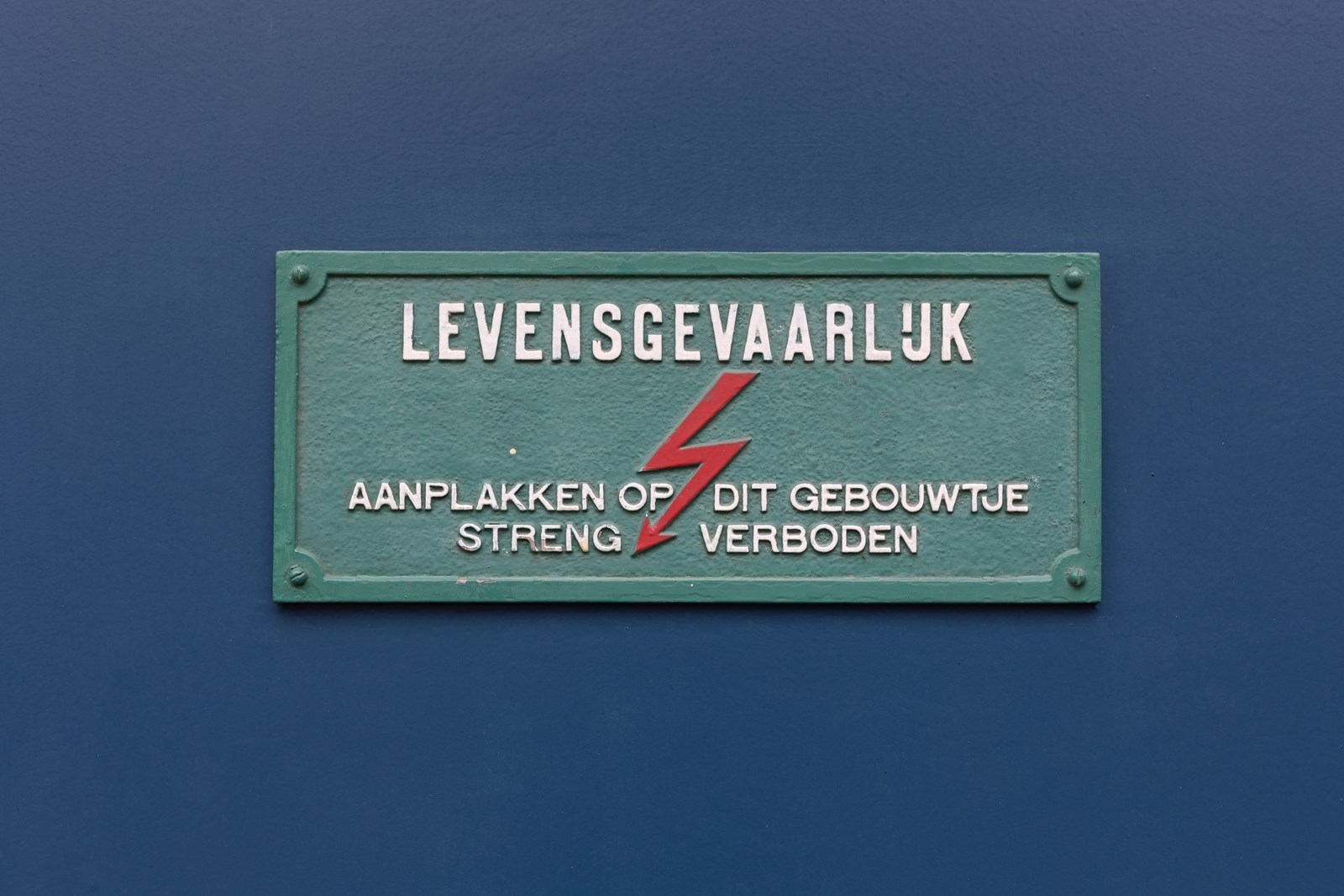 Origineel overnachten in een voormalig transformatorhuisje