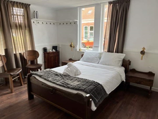 Slapen in een 100 jaar oud kerkje in de stijl van de Amsterdamse School