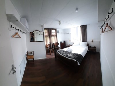 Slapen in een 100 jaar oud kerkje in de stijl van de Amsterdamse School Slapen in een 100 jaar oud kerkje in de stijl van de Amsterdamse School