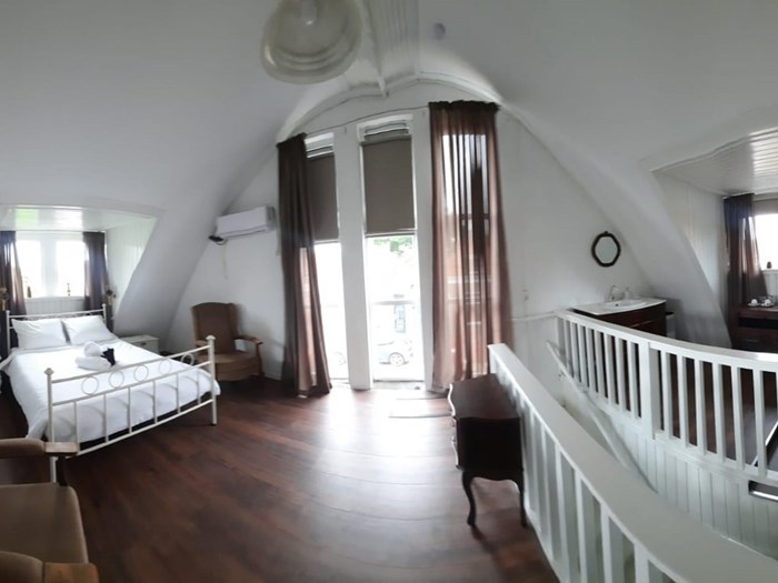 Slapen in een 100 jaar oud kerkje in de stijl van de Amsterdamse School Slapen in een 100 jaar oud kerkje in de stijl van de Amsterdamse School