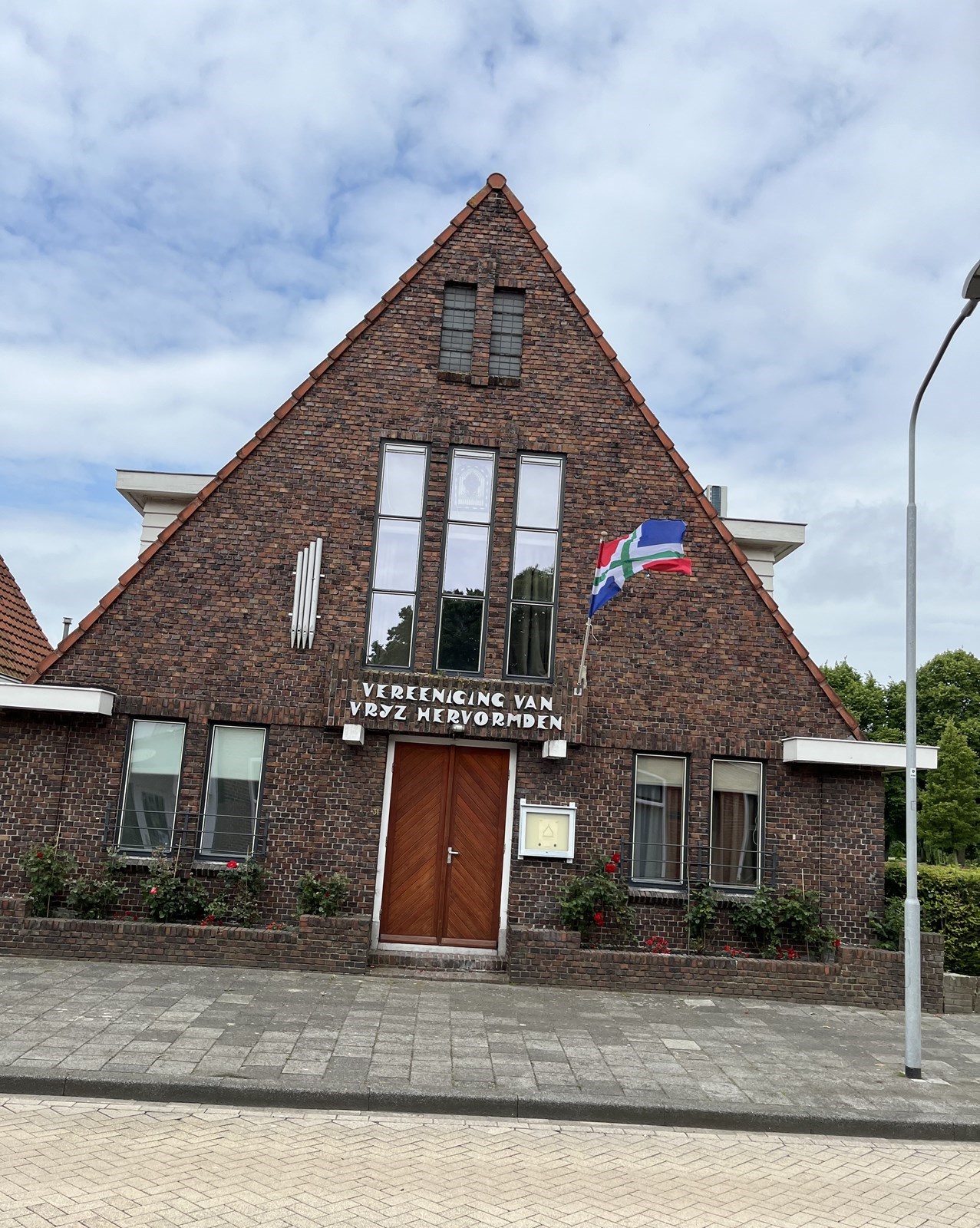 Slapen in een 100 jaar oud kerkje in de stijl van de Amsterdamse School