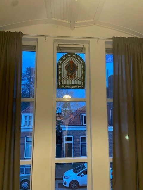 Slapen in een 100 jaar oud kerkje in de stijl van de Amsterdamse School