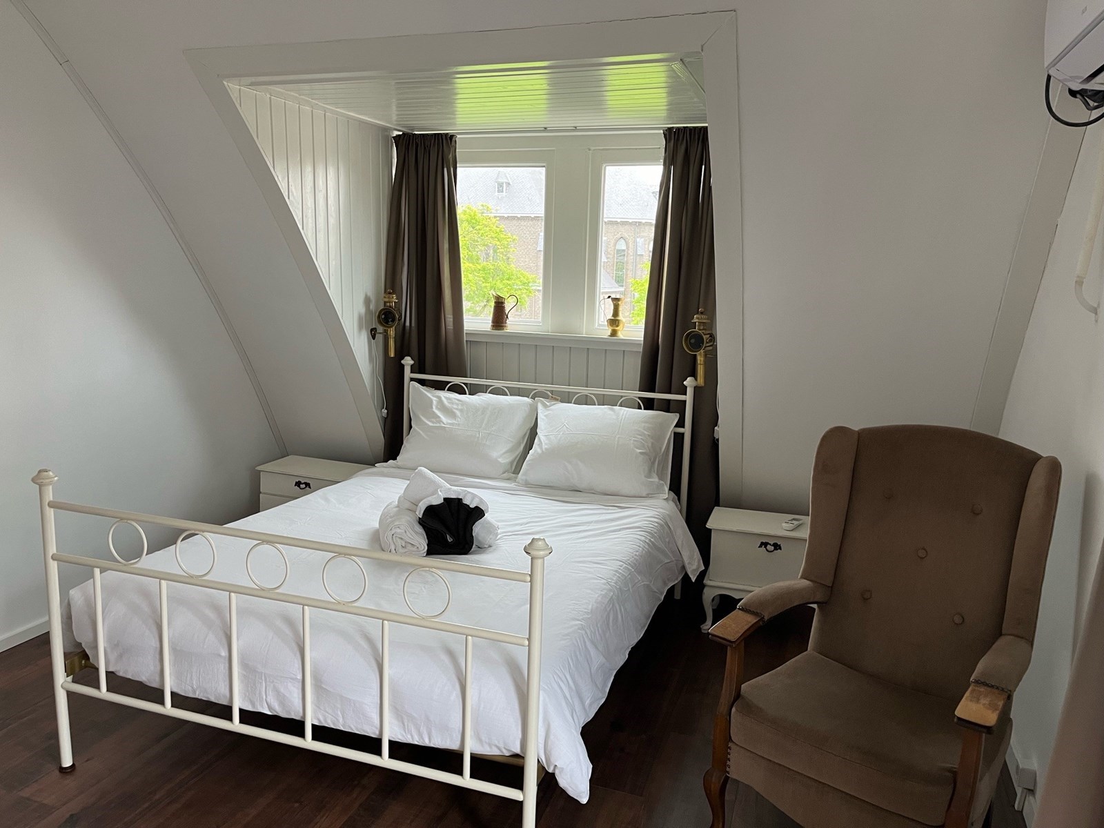 Slapen in een 100 jaar oud kerkje in de stijl van de Amsterdamse School