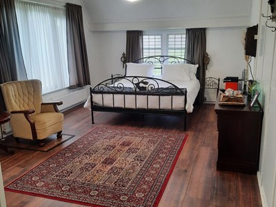 Slapen in een 100 jaar oud kerkje in de stijl van de Amsterdamse School Slapen in een 100 jaar oud kerkje in de stijl van de Amsterdamse School