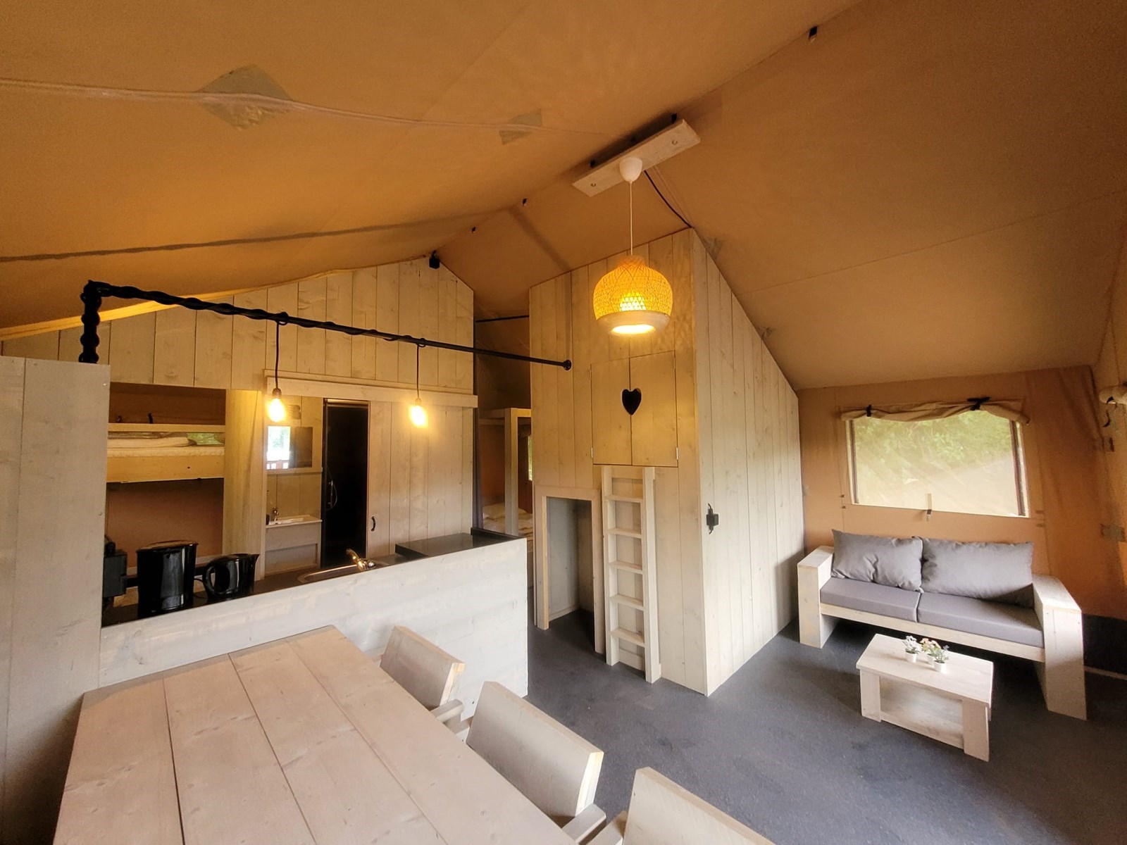 Glamping in een Safari Boomhut