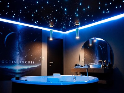 Origineel overnachten in romantische suite onder de sterren met een grote jacuzzi Origineel overnachten in romantische suite onder de sterren met een grote jacuzzi