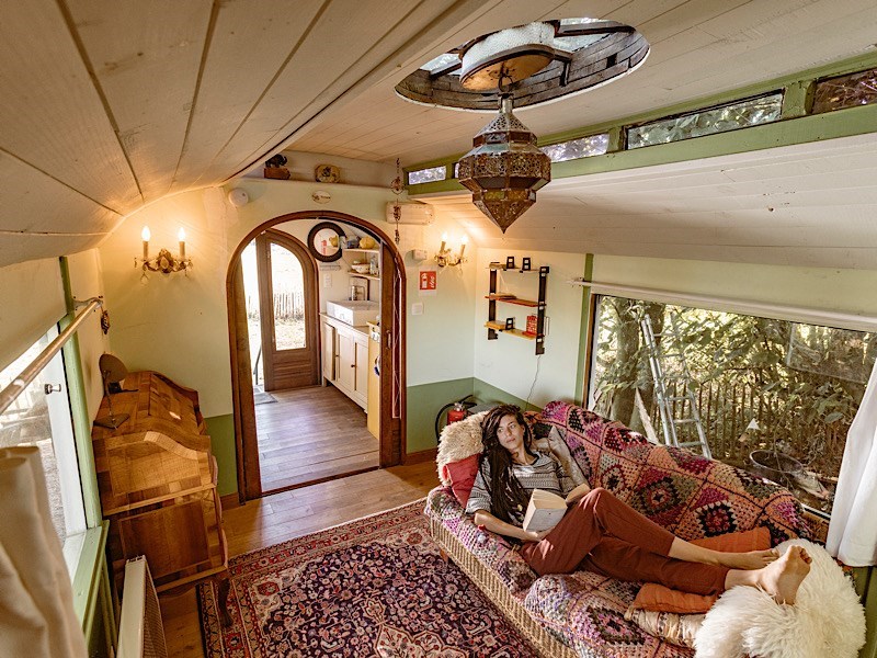 Authentieke Woonwagen onder een majestueuze notenboom