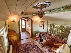 Authentieke Woonwagen onder een majestueuze notenboom Authentieke Woonwagen onder een majestueuze notenboom