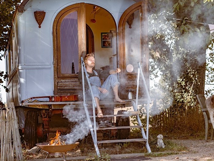 Authentieke Woonwagen onder een majestueuze notenboom Authentieke Woonwagen onder een majestueuze notenboom