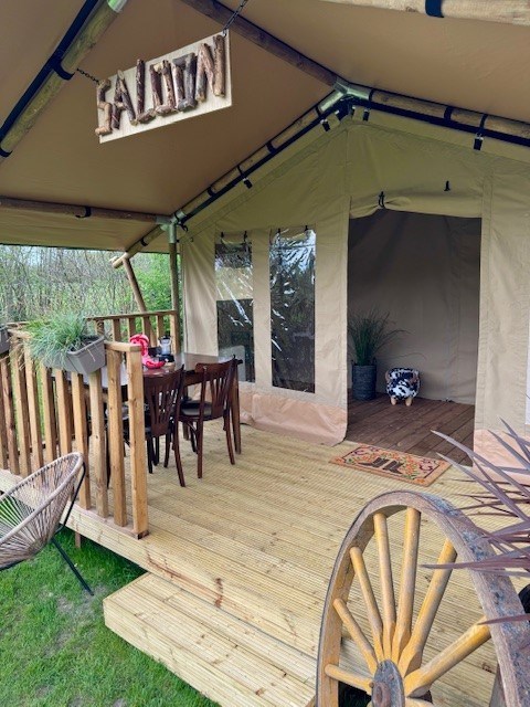 Jiehaa slapen in een Western Saloon