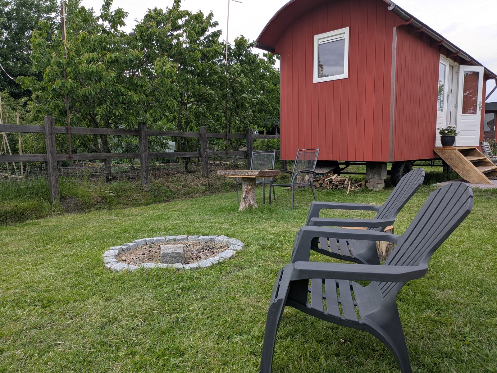 Pipowagen aan de rand van een boerenerf met vrij uitzicht