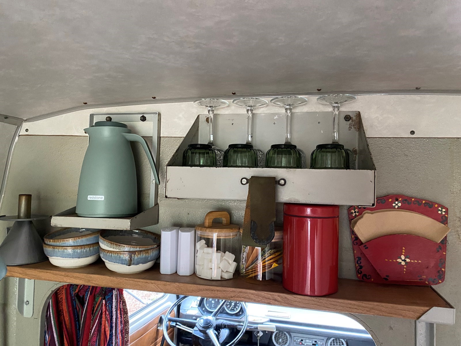 Waanzinnige Bus met daktent 