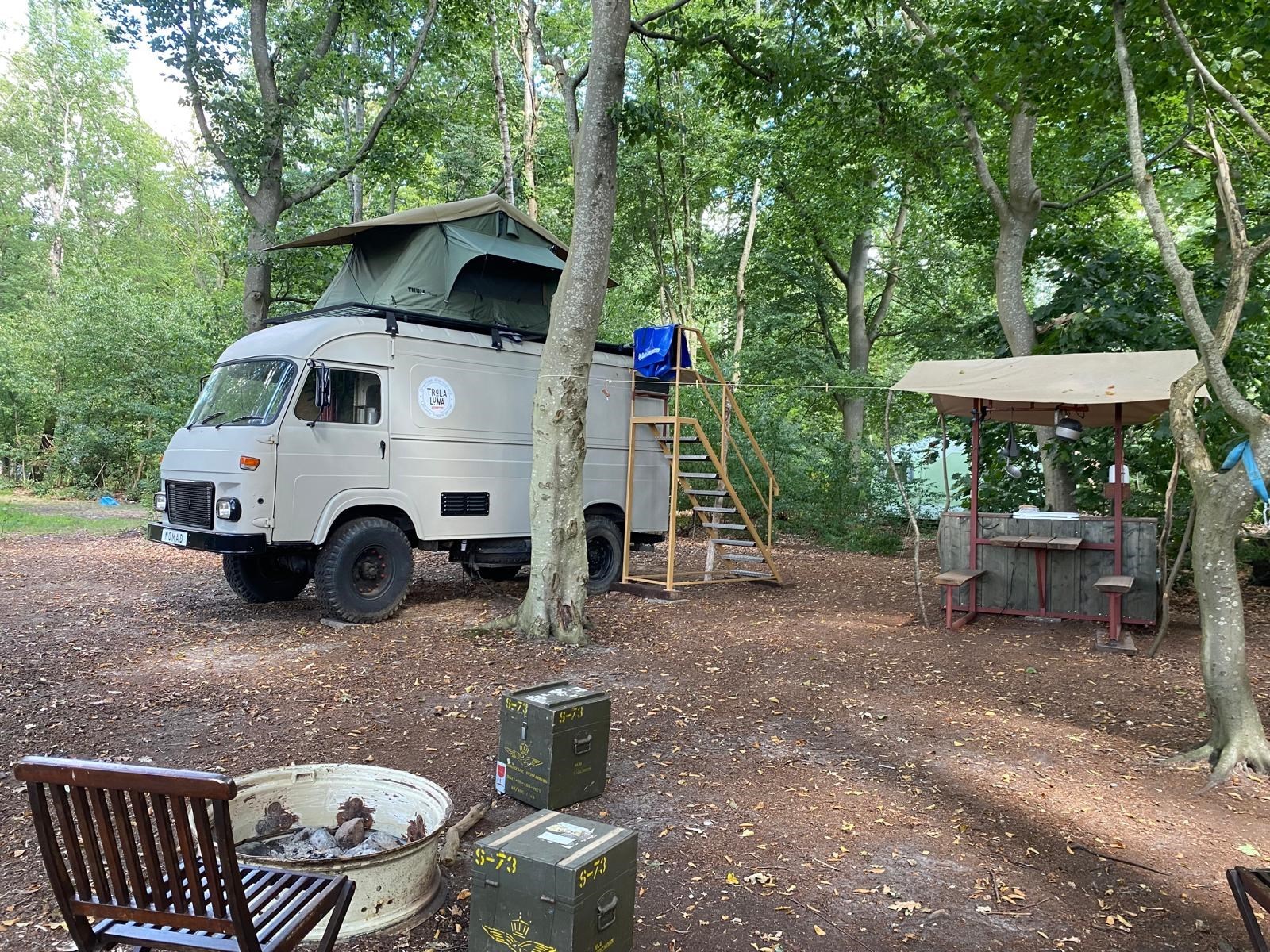 Waanzinnige Bus met daktent 