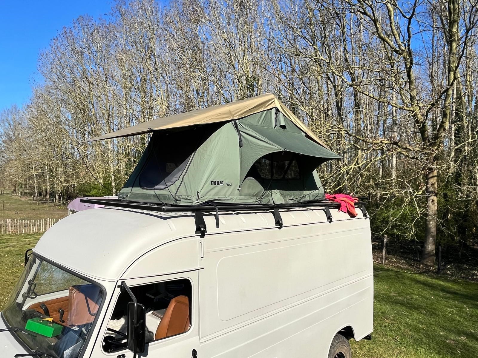 Waanzinnige Bus met daktent 