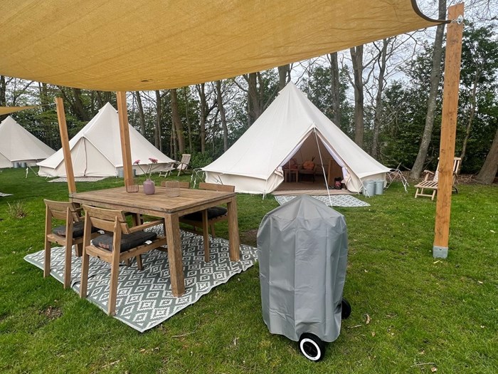 Kamperen op de bodem van de Zuiderzee in een luxe Belltent Kamperen op de bodem van de Zuiderzee in een luxe Belltent