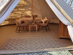 Kamperen op de bodem van de Zuiderzee in een luxe Belltent Kamperen op de bodem van de Zuiderzee in een luxe Belltent