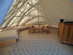 Kamperen op de bodem van de Zuiderzee in een luxe Belltent Kamperen op de bodem van de Zuiderzee in een luxe Belltent