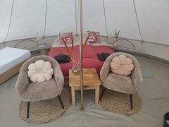 Kamperen op de bodem van de Zuiderzee in een luxe Belltent Kamperen op de bodem van de Zuiderzee in een luxe Belltent