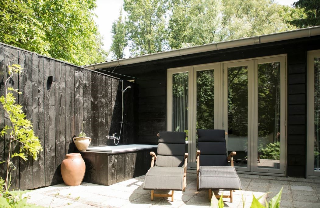 Vakantiehuisje met uniek buitenligbad van waaruit je zo de natuur in kijkt