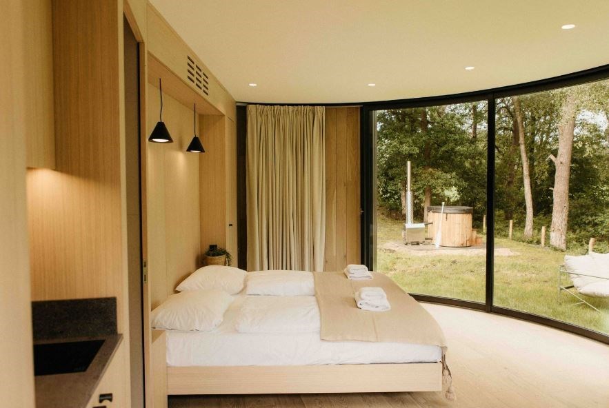 Unieke ronde cabin met gebogen panoramaraam en hottub