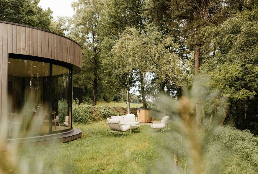 Unieke ronde cabin met gebogen panoramaraam en hottub