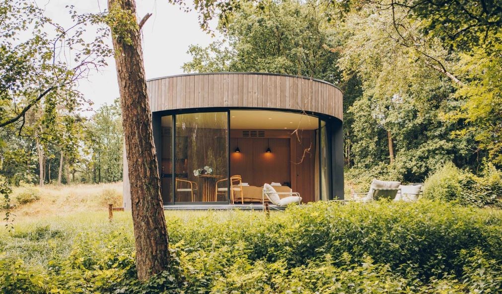 Unieke ronde cabin met gebogen panoramaraam en hottub