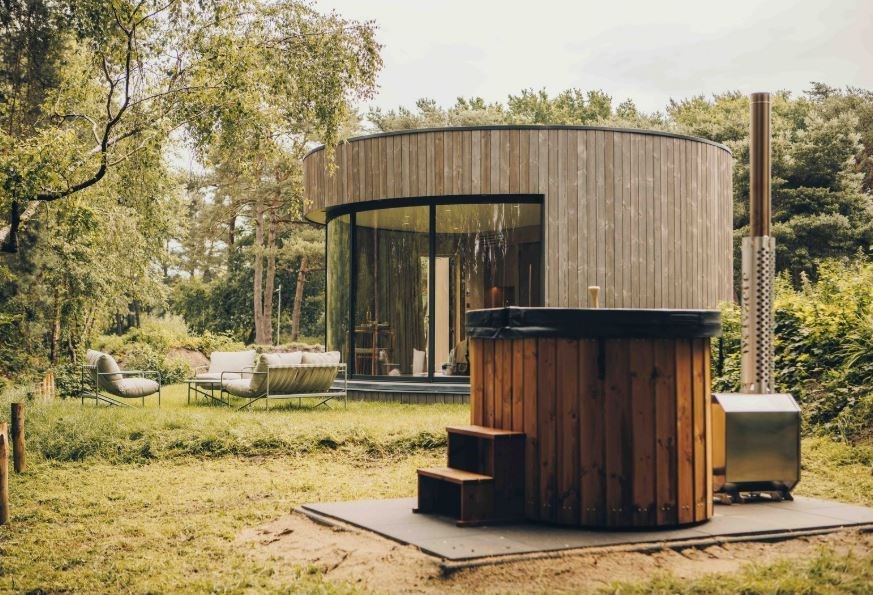 Unieke ronde cabin met gebogen panoramaraam en hottub