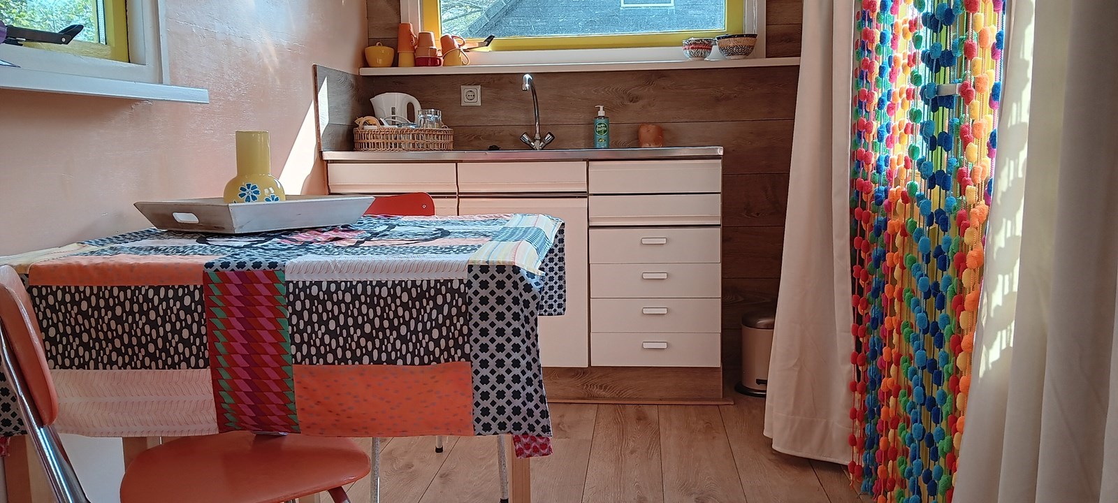 Knusse Pipowagen midden in de moestuin