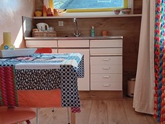 Knusse Pipowagen midden in de moestuin Knusse Pipowagen midden in de moestuin