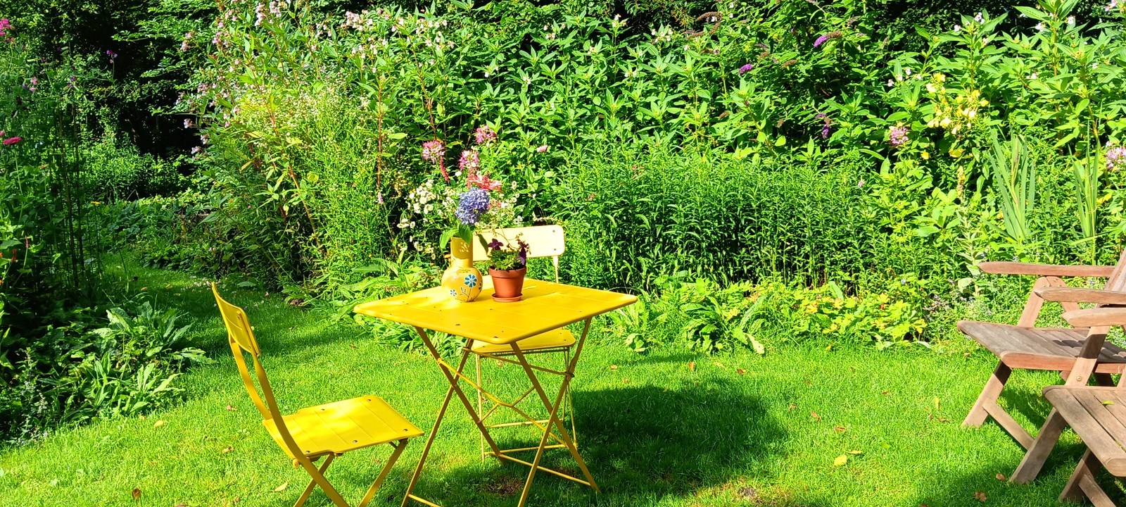 Knusse Pipowagen midden in de moestuin