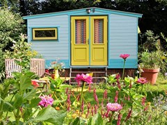 Knusse Pipowagen midden in de moestuin Knusse Pipowagen midden in de moestuin