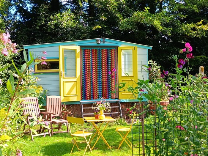 Knusse Pipowagen midden in de moestuin Knusse Pipowagen midden in de moestuin