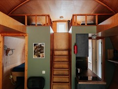 Bijzondere Boomstam op een boscamping Bijzondere Boomstam op een boscamping