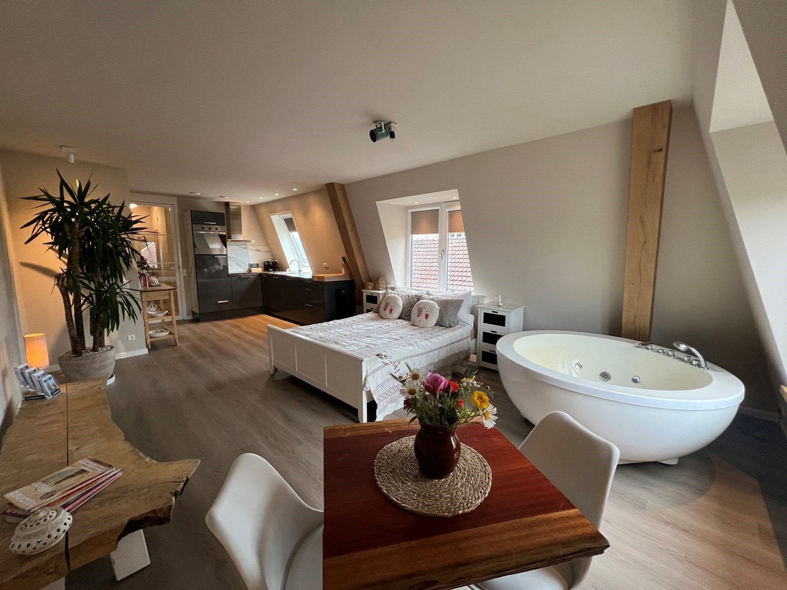 Wellness suite met bubbelbad, bioscoop & sauna