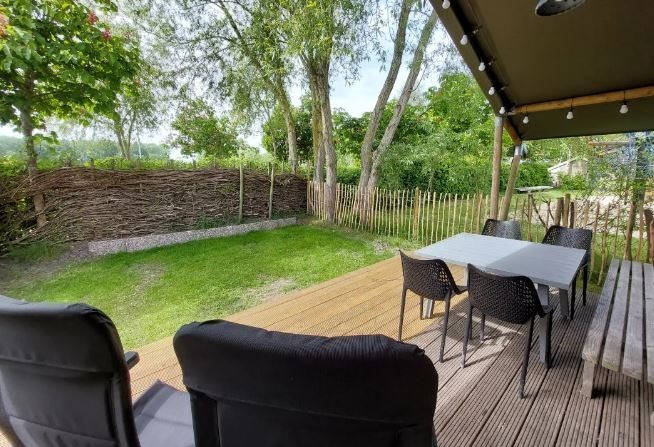 Glamping in een kant en klare safaritent met omheinde tuin