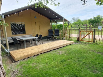 Glamping in een kant en klare safaritent met omheinde tuin Glamping in een kant en klare safaritent met omheinde tuin