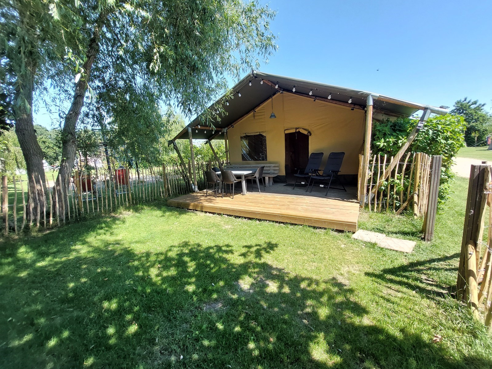 Glamping met je hond in een kant en klare safaritent met omheinde tuin