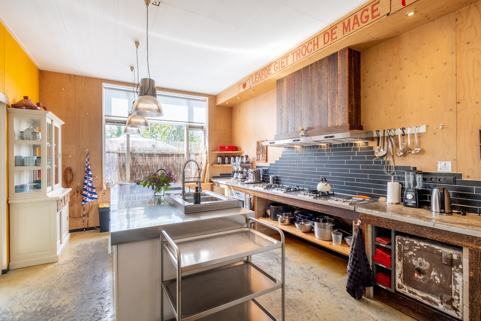 Kleurrijke groepsaccommodatie in een Kerk