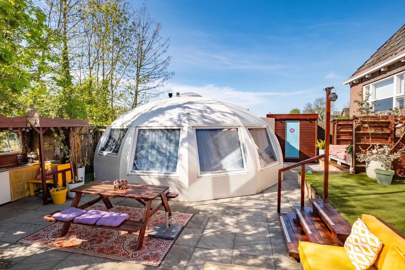 Kleurrijke groepsaccommodatie in een Kerk